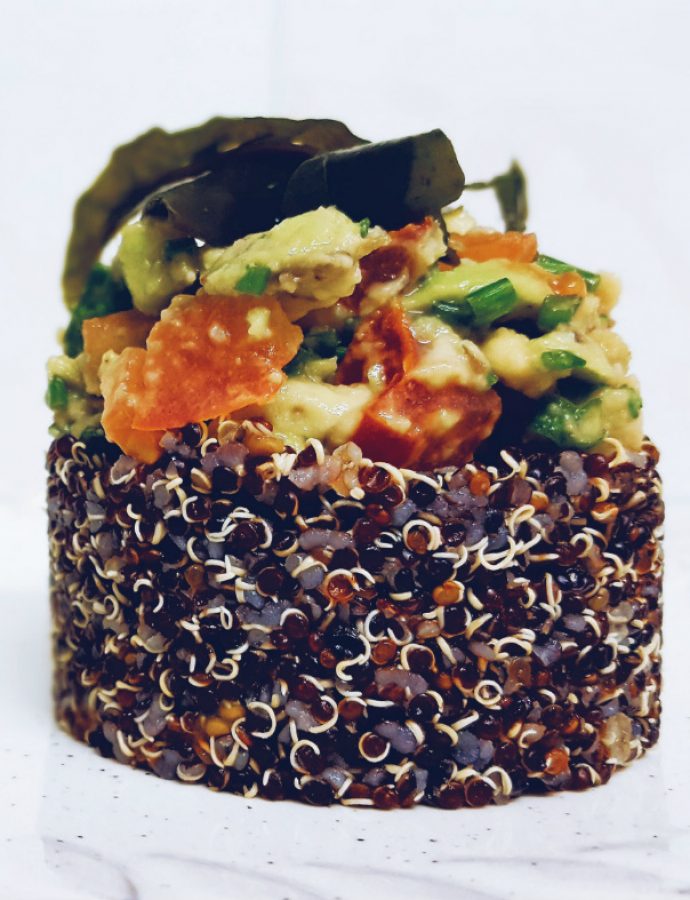 Tartar de quinoa negra con alga wakame, aguacate y cítricos