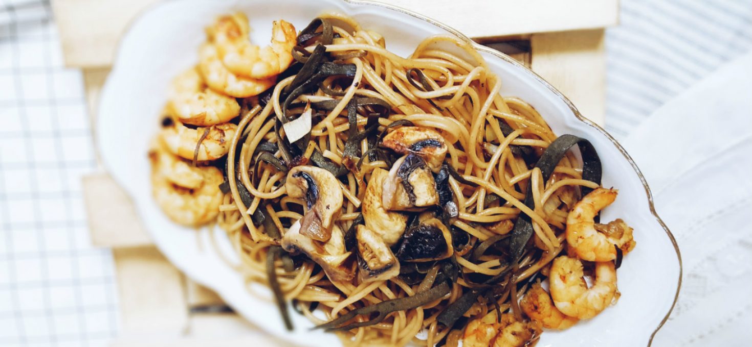 Espagueti de mar con champiñones, langostinos y espelta