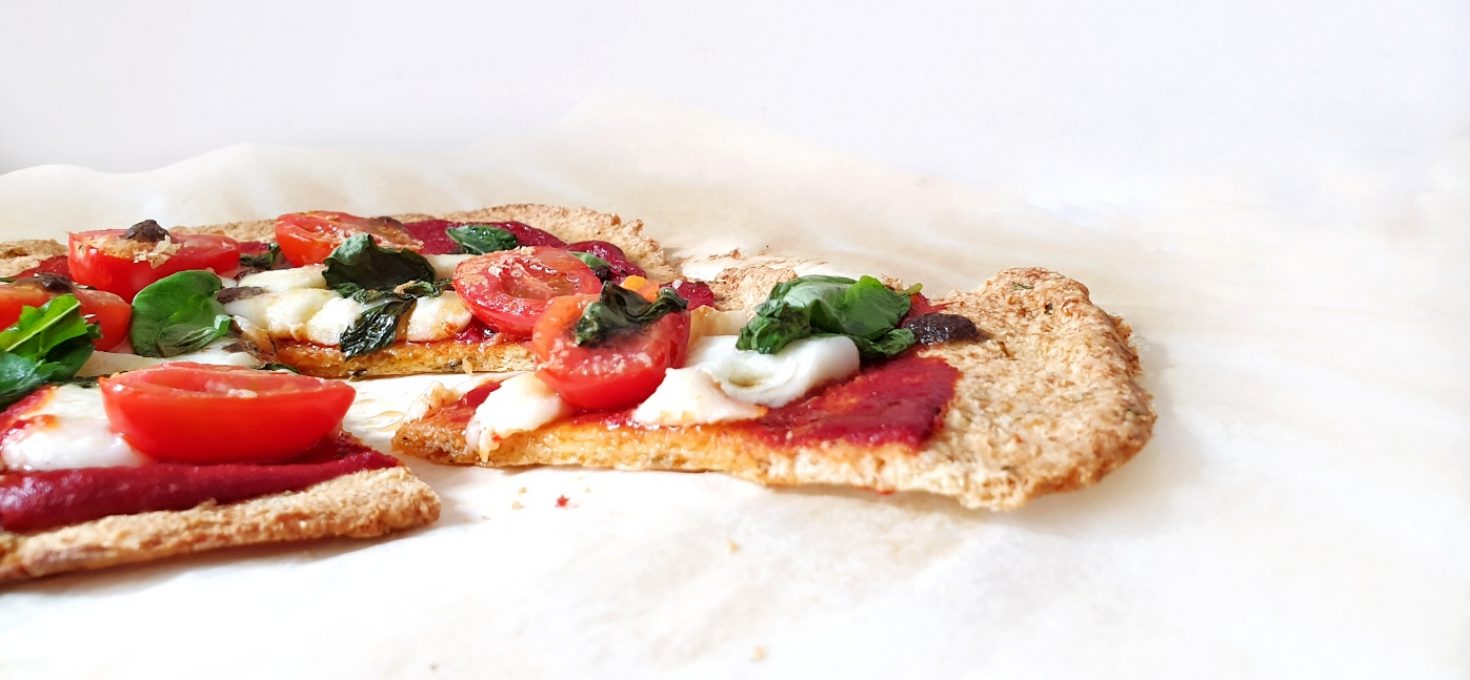Pizza keto Caprese con base de almendras
